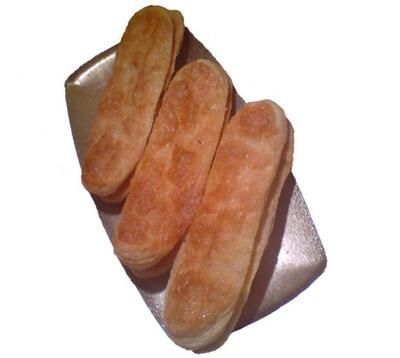 Drei Hot Dogs auf einem silbernen Teller auf weißem Hintergrund