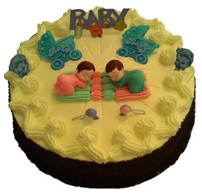 Bodes Schwarzwaldtorte mit zwei Babys und dem Wort „Baby“ darauf