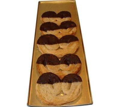 Ein Tablett mit schokoladeüberzogenen Brezeln auf weißem Hintergrund