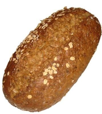 Ein Laib Brot mit Haferflocken und Sesamkörnern darauf