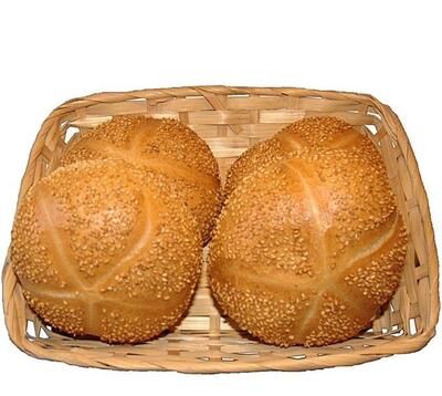 Zwei Sesambrötchen in einem Korb auf weißem Hintergrund