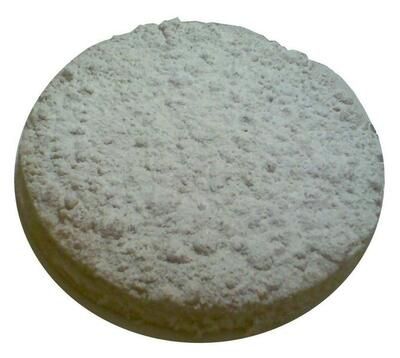 Ein runder Kuchen mit Puderzucker bedeckt auf weißem Hintergrund