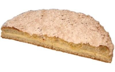 Eine Nahaufnahme von einem Stück Kuchen auf weißem Hintergrund