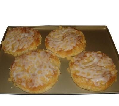 Vier Gebäckstücke mit Zuckerguss auf einem Tablett