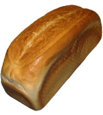 Ein Laib Brot liegt auf einer weißen Oberfläche