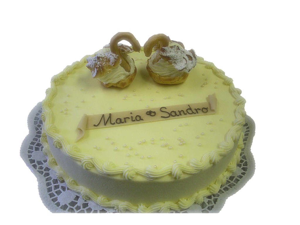 Hochzeitstorte mit Schwänen aus Brandmasse
