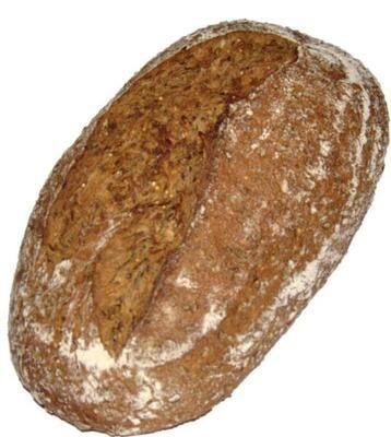 Ein Laib Schwarzbrot liegt auf einer weißen Oberfläche