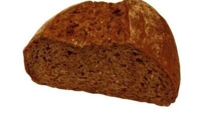 Eine Scheibe Schwarzbrot auf weißem Hintergrund