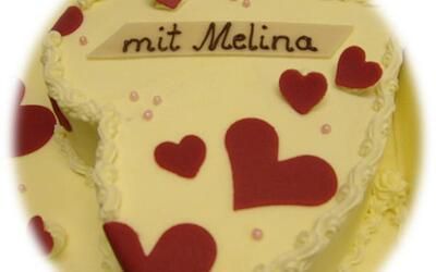 Ein herzförmiger Kuchen mit dem Namen Melina darauf