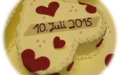 Ein weißer Kuchen mit roten Herzen und dem Datum 10. Juli 2015
