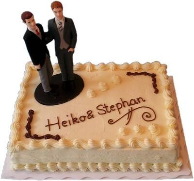 Eine Hochzeitstorte mit den Namen Heiko und Stephan darauf