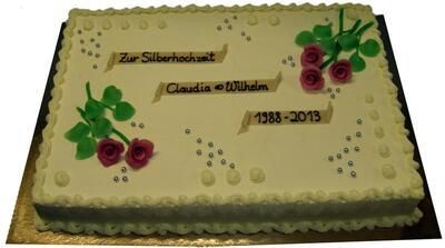 Eine Torte mit Rosen und der Jahreszahl 1888-2013 darauf
