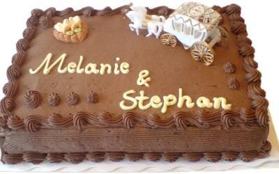 Ein Schokoladenkuchen mit den Namen Melanie und Stephan darauf