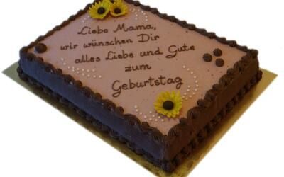 Eine Geburtstagstorte mit deutscher Schrift darauf