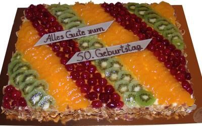 Eine Torte zum 50. Geburtstag mit Obst darauf