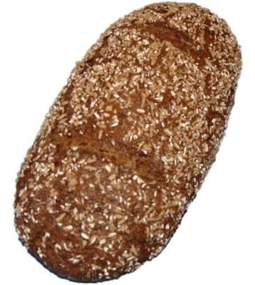 Ein Laib Brot mit Körnern darauf auf weißem Hintergrund