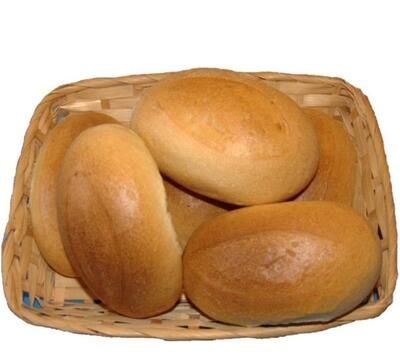 Ein Korb mit Brötchen auf weißem Hintergrund