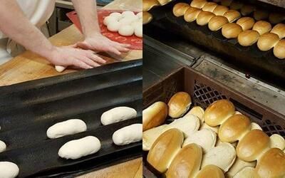 Eine Person backt in einer Bäckerei Brot und ein Bündel Brot liegt auf einem Tisch.