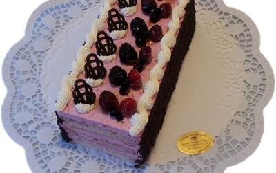 Auf einer Serviette liegt ein Kuchen mit Beeren darauf.