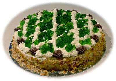Ein Kuchen mit grünem Zuckerguss obendrauf