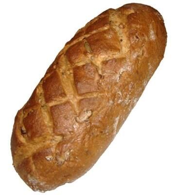 Ein Laib Schwarzbrot mit weißem Hintergrund