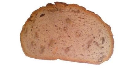 Eine Nahaufnahme einer Scheibe Brot auf weißem Hintergrund