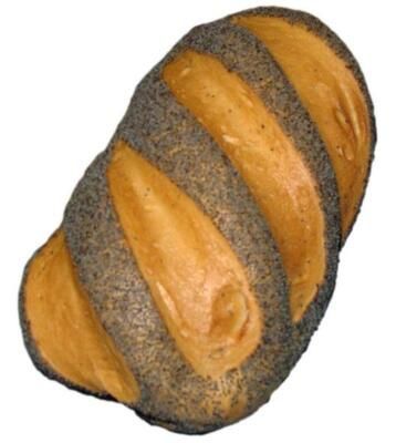 Ein Laib Brot liegt auf einer weißen Oberfläche