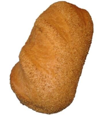 Ein Laib Brot mit Sesamkörnern darauf