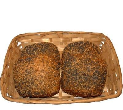 Zwei Brötchen in einem Weidenkorb auf weißem Hintergrund