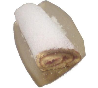 Ein Stück Kuchen mit Puderzucker darauf