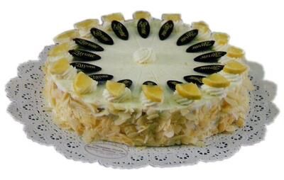 Ein weißer Kuchen mit Ananasscheiben darauf