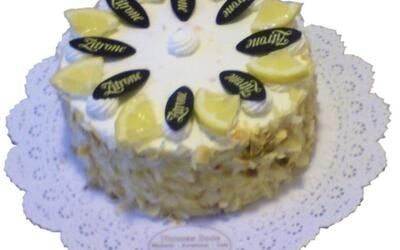 Ein Kuchen mit Zitronenscheiben und dem Wort Citron darauf