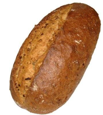 Ein Laib Schwarzbrot auf weißem Hintergrund