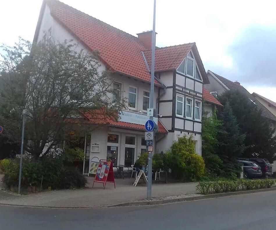 Ein großes weißes Haus mit einem roten Ziegeldach