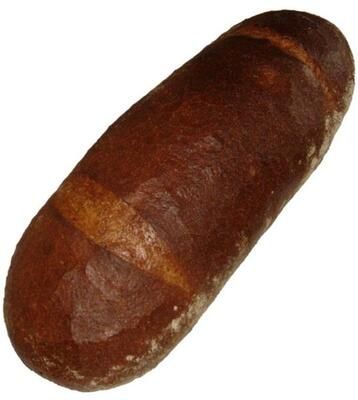 Ein Laib Schwarzbrot liegt auf einer weißen Oberfläche