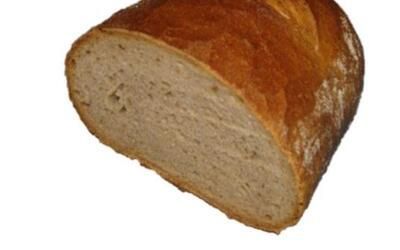 Ein Laib Brot liegt auf einer weißen Oberfläche