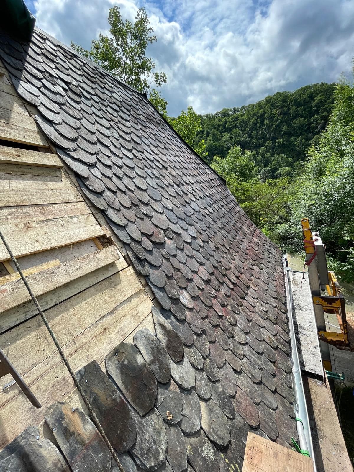 Une partie d'un toit en tuiles sombres