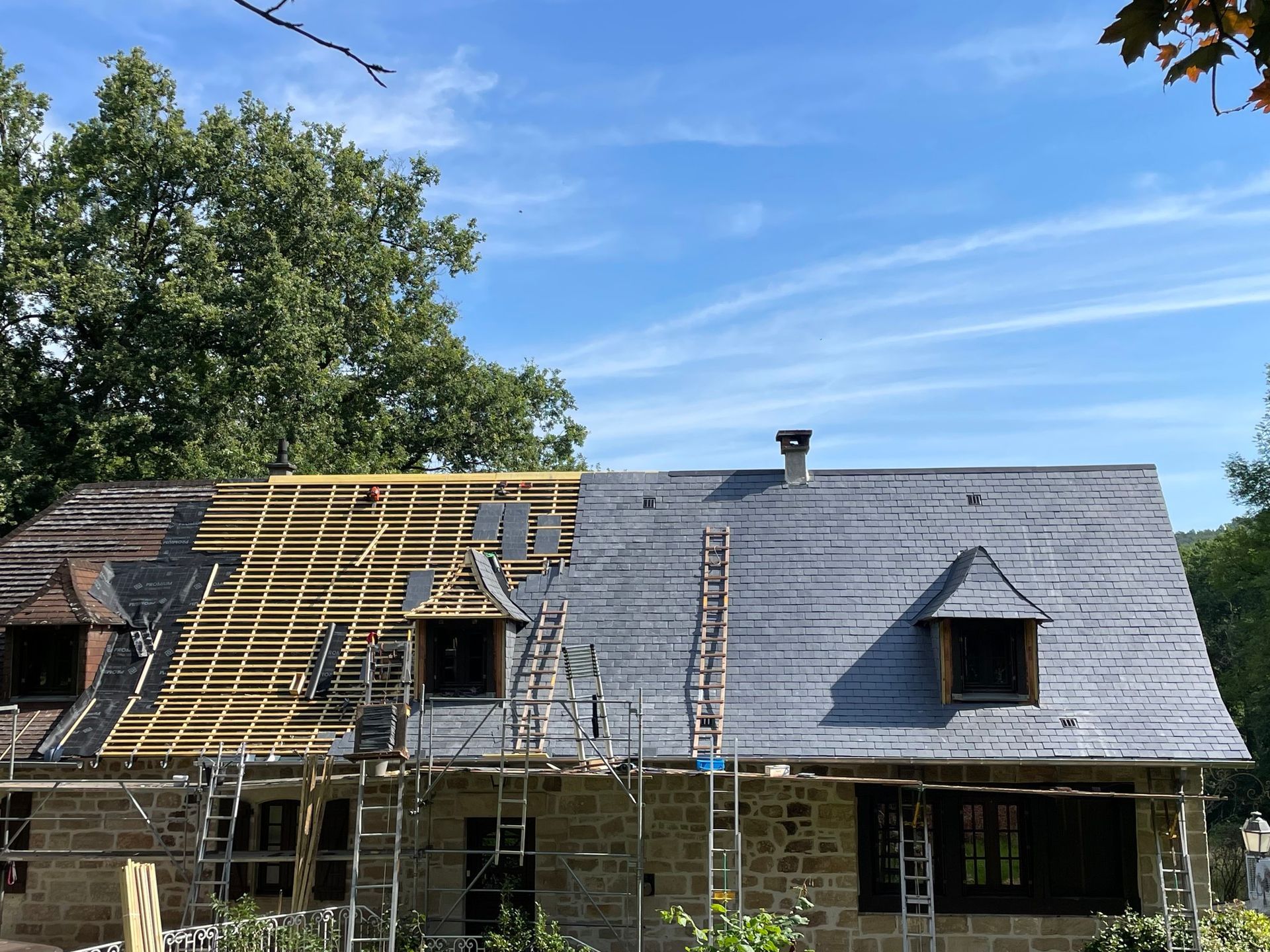 Un toit en ardoise à moitié posé