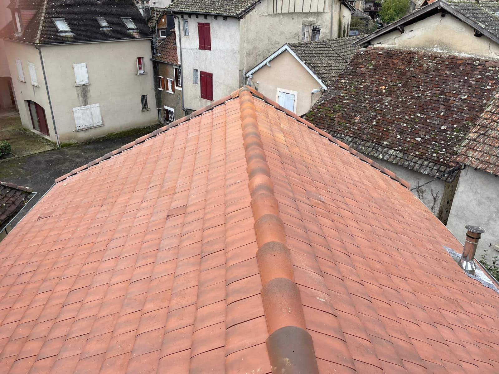 Un toit en tuiles rouge vu du dessus