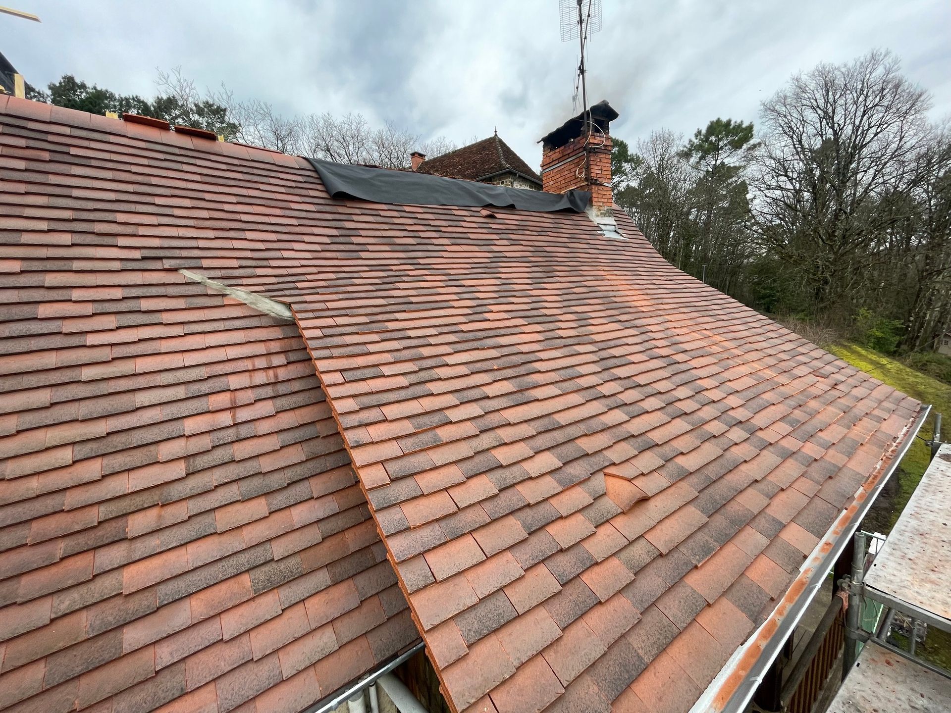 Un toit de maison de campagne