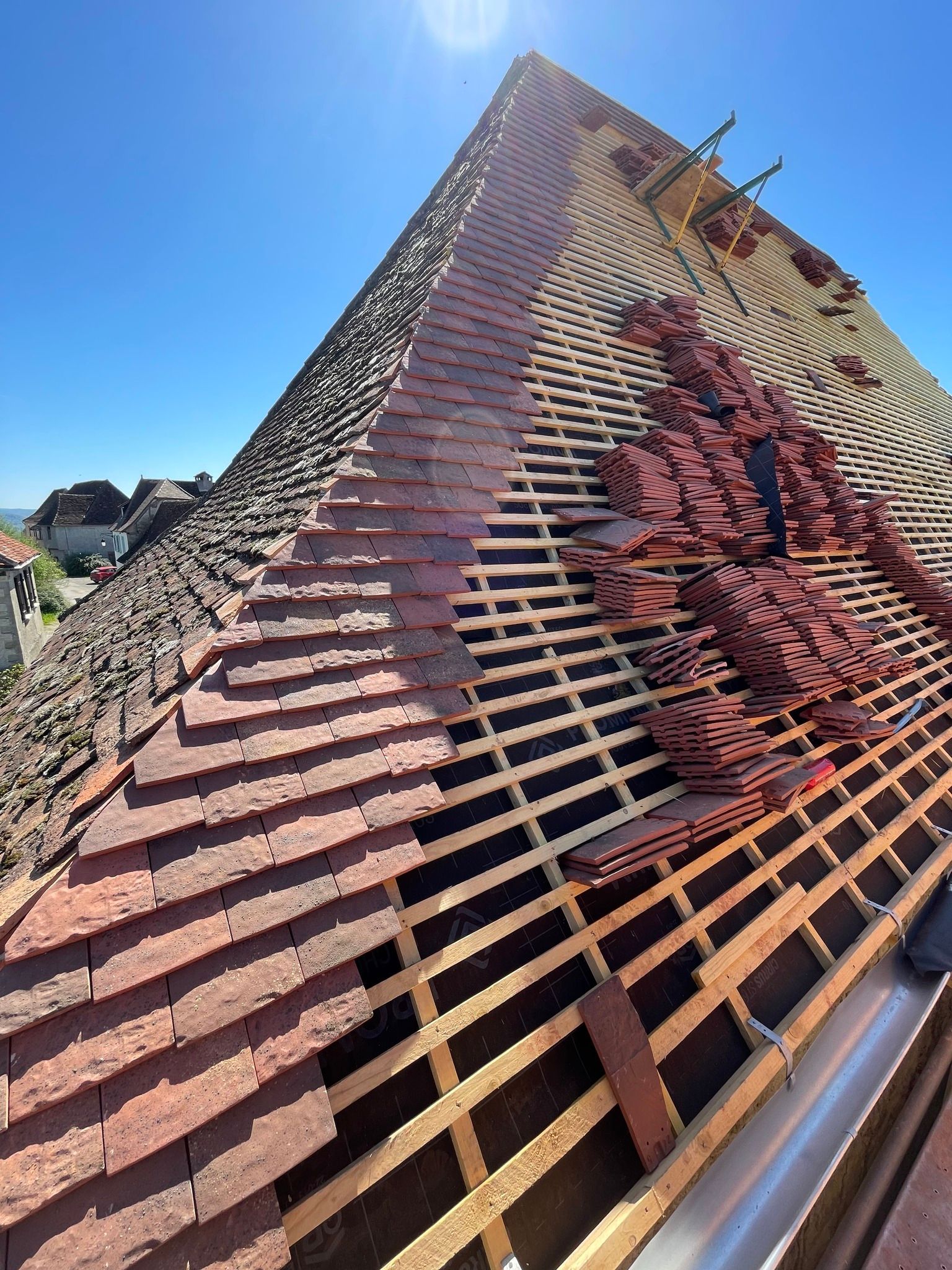 De la pose de tuiles sur une armature en bois