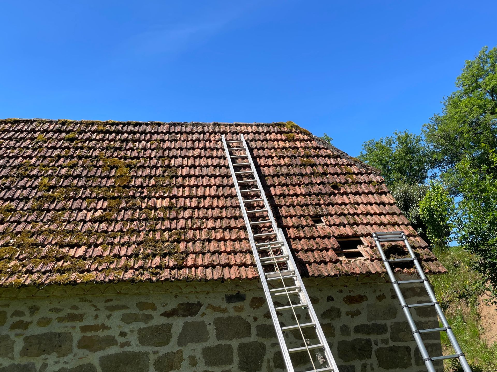 Un toit avec des échelles dessus