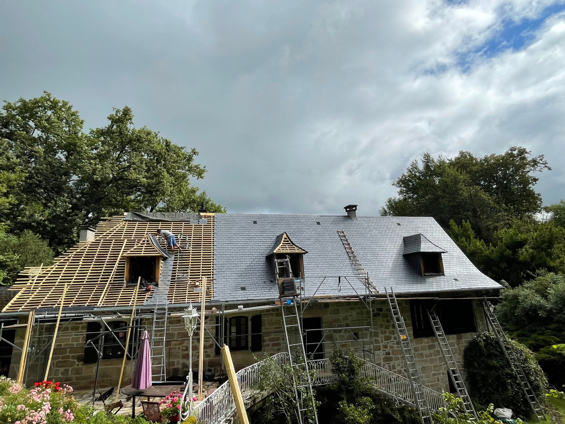 Un toit en ardoise en construction