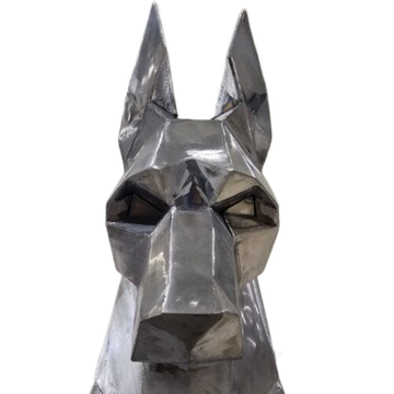 Sculpture géométrique et métallique d'une tête de doberman.