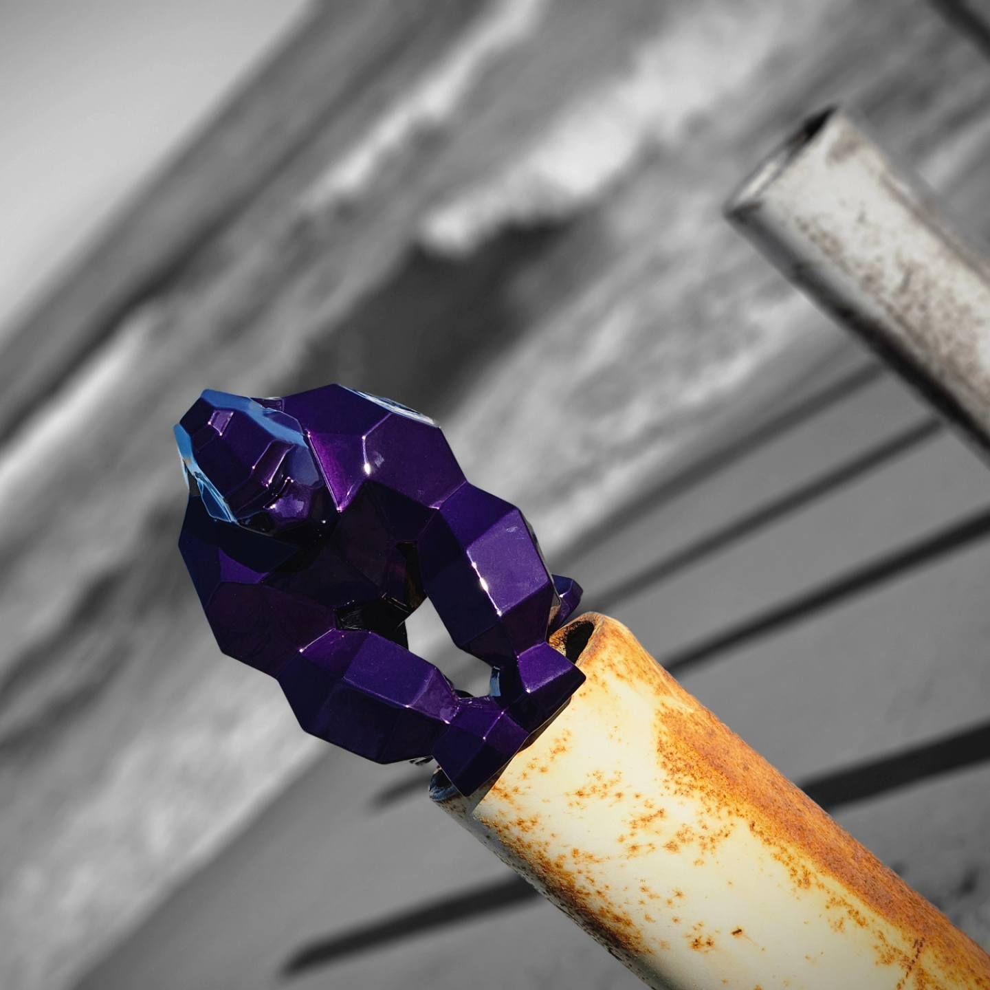 Sculpture de gorille métallique peinte en violet.