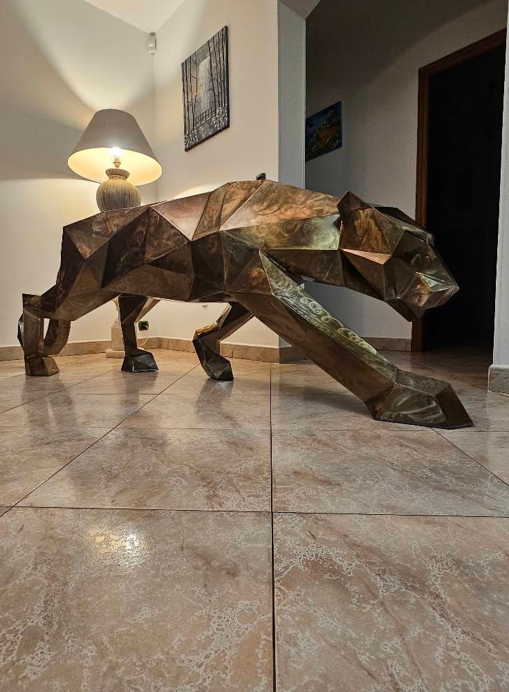 Table géométrique léopard en bronze avec lampe, art dans le couloir.