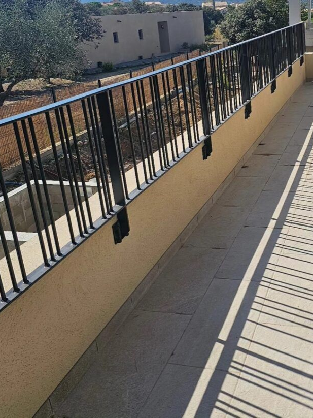 Garde-coprs noirs qui clôturent un balcon en hauteur