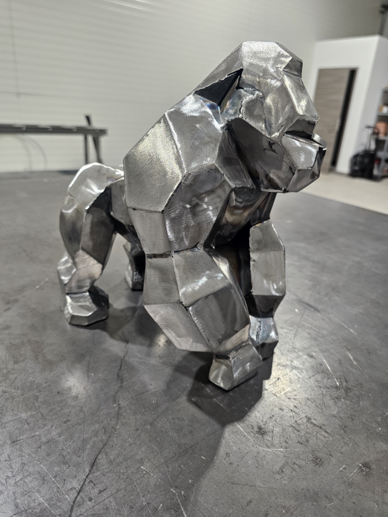 Sculpture géométrique en métal représentant un gorille. Construction soudée, pour intérieur.