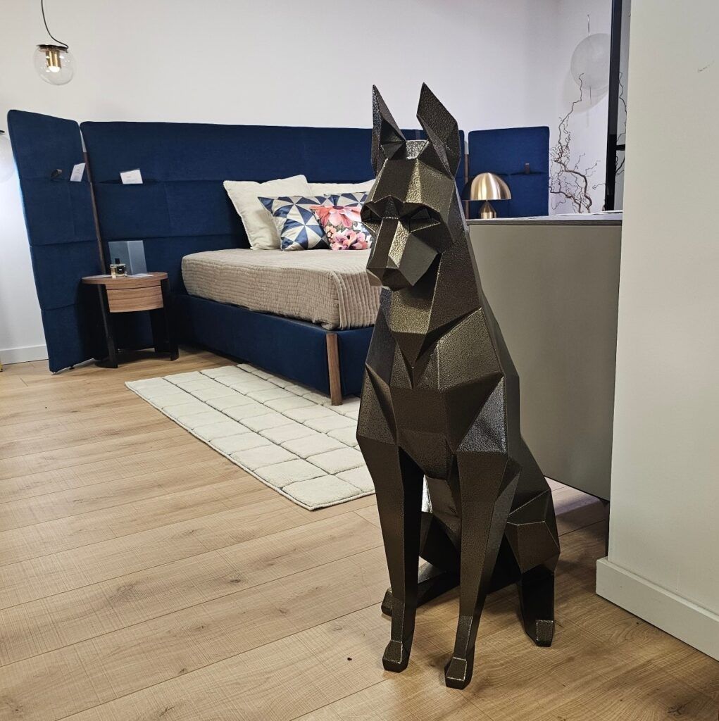 Statue de chien géométrique dans une pièce.