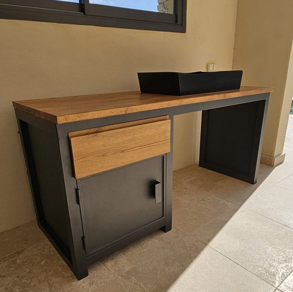 Cuisine extérieure avec structure en métal noir et tiroir, sous un patio.